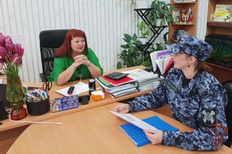 В городе Омутнинске сотрудник вневедомственной охраны провела профориентационные встречи со старшеклассниками