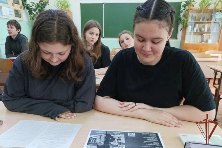 В городе Омутнинске сотрудник вневедомственной охраны провела профориентационные встречи со старшеклассниками