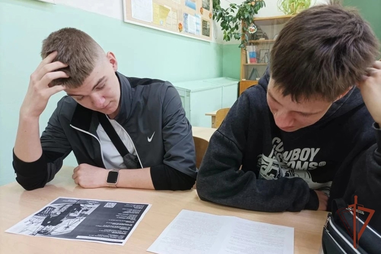 В городе Омутнинске сотрудник вневедомственной охраны провела профориентационные встречи со старшеклассниками