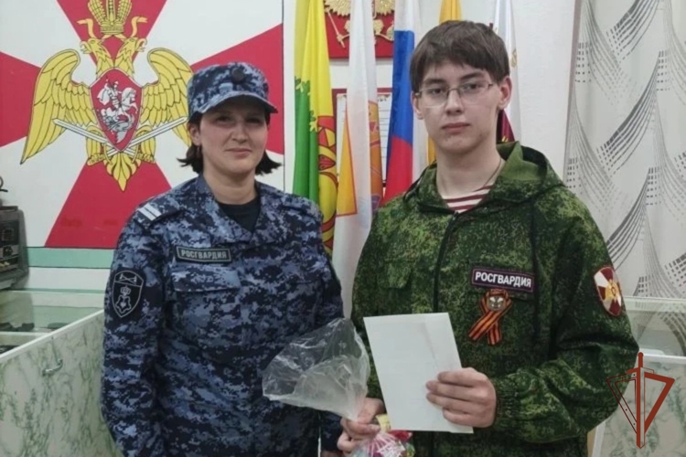 Сотрудник вневедомственной охраны встретилась с воспитанниками военно-спортивного патриотического клуба «Росгвардия»