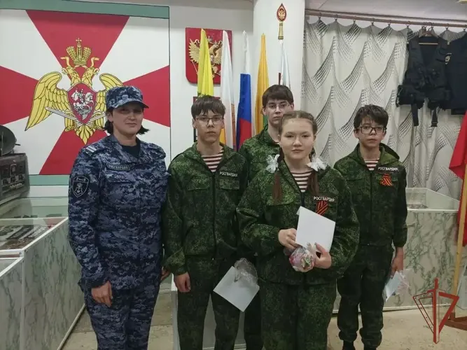 Сотрудник вневедомственной охраны встретилась с воспитанниками военно-спортивного патриотического клуба «Росгвардия»