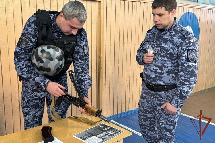 Росгвардейцы рассказали юрьянским школьникам о службе во вневедомственной охране и  условиях поступления в ведомственные вузы