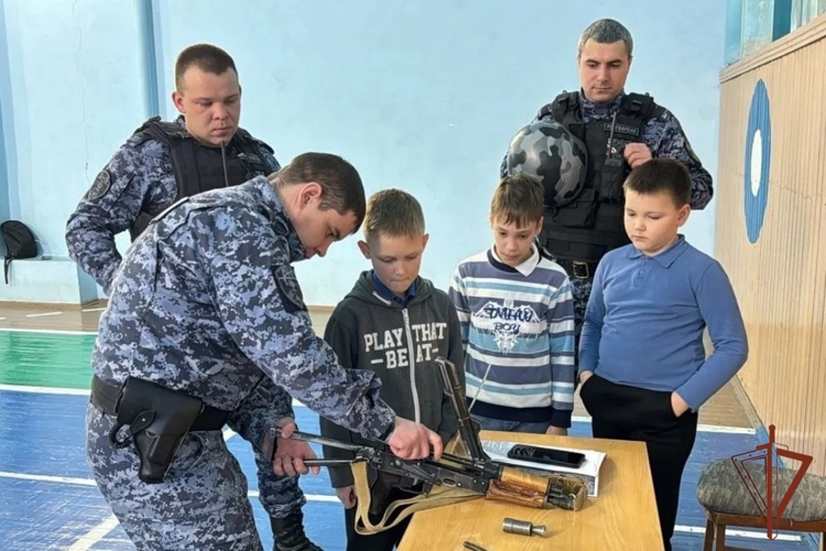 Росгвардейцы рассказали юрьянским школьникам о службе во вневедомственной охране и  условиях поступления в ведомственные вузы