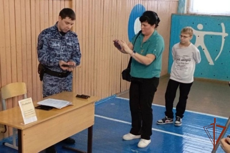Росгвардейцы рассказали юрьянским школьникам о службе во вневедомственной охране и  условиях поступления в ведомственные вузы