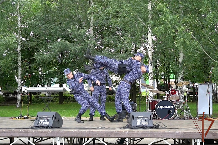 Росгвардейцы провели показательные выступления в День молодежи (видео)