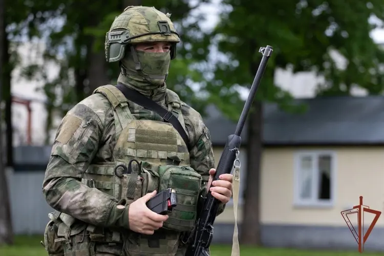 «Без права на ошибку». Саперы ОМОН «Вятич» - лучшие в округе в своем деле (видео)