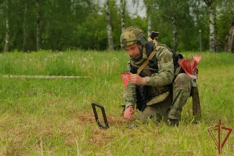 «Без права на ошибку». Саперы ОМОН «Вятич» - лучшие в округе в своем деле (видео)