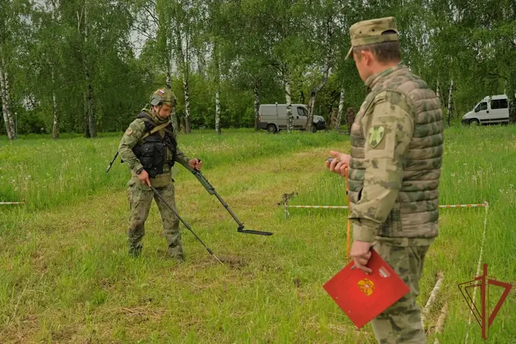 «Без права на ошибку». Саперы ОМОН «Вятич» - лучшие в округе в своем деле (видео)