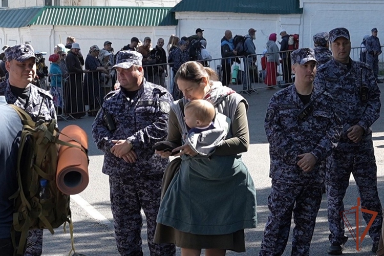 В Кировской области росгвардейцы обеспечивают безопасность участников Великорецкого крестного хода