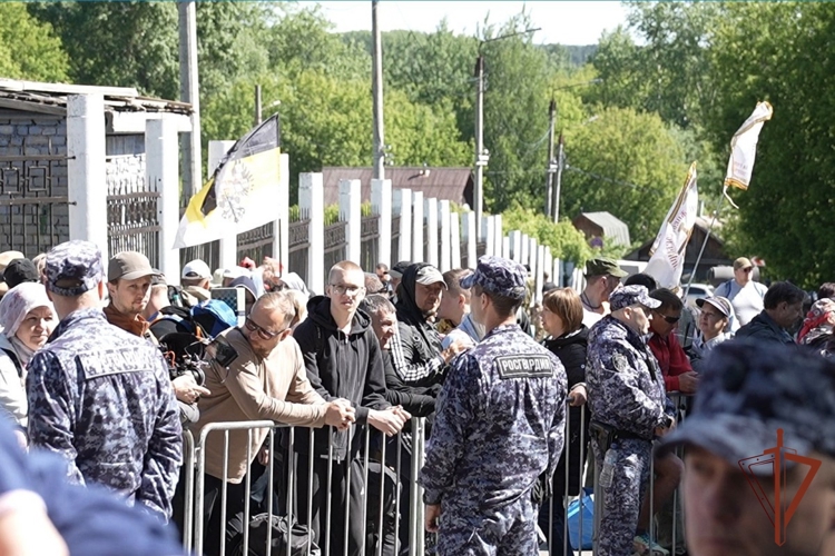 В Кировской области росгвардейцы обеспечивают безопасность участников Великорецкого крестного хода