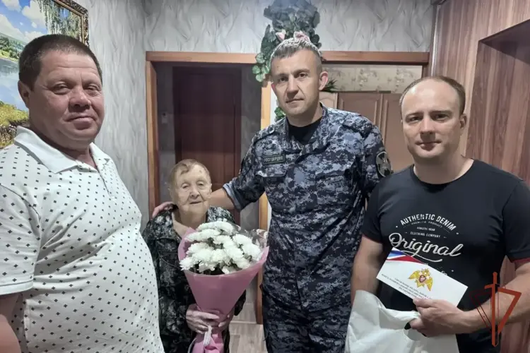 Росгвардейцы поздравили с 95-летием вдову погибшего при исполнении коллеги