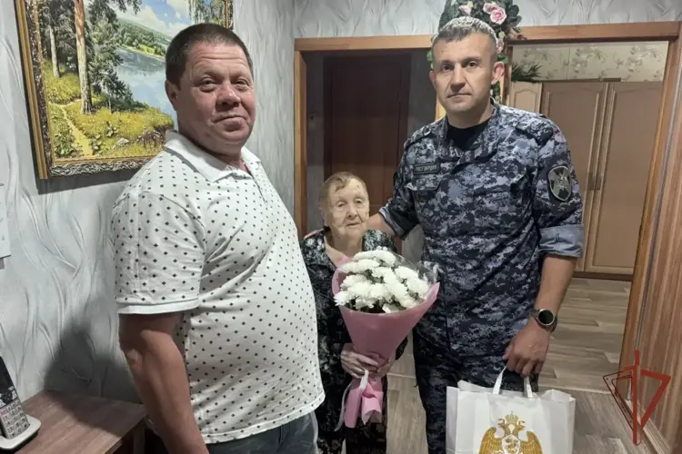 Росгвардейцы поздравили с 95-летием вдову погибшего при исполнении коллеги