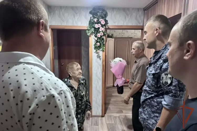 Росгвардейцы поздравили с 95-летием вдову погибшего при исполнении коллеги