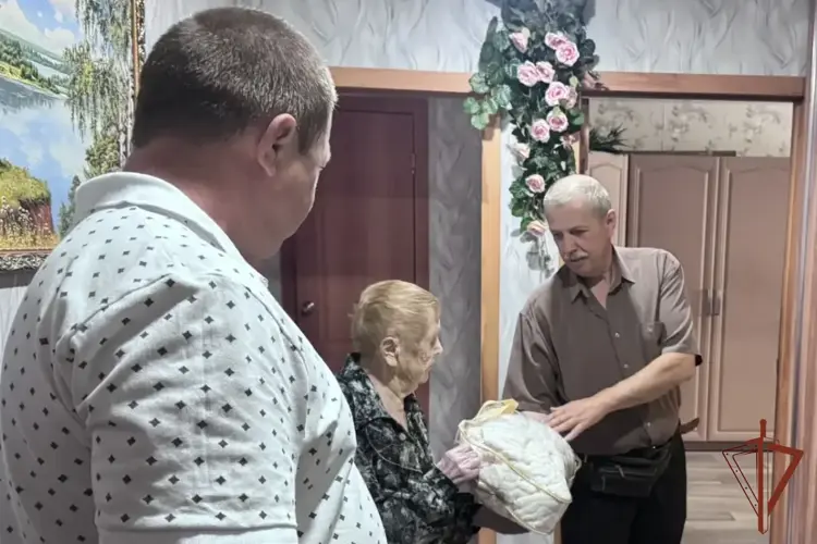 Росгвардейцы поздравили с 95-летием вдову погибшего при исполнении коллеги