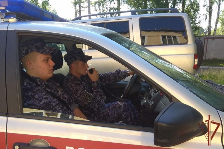 В Кирове росгвардейцы помогли потерявшемуся ребенку