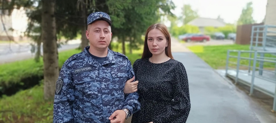 В День семьи, любви и верности в Омутнинском отделе вневедомственной охраны Росгвардии поздравили будущих молодоженов