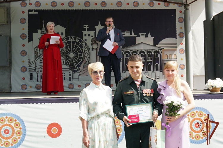 В День семьи, любви и верности глава города Кирова вручила семье росгвардейца диплом победителя конкурса «Семья года»