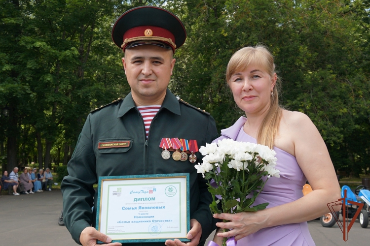 В День семьи, любви и верности глава города Кирова вручила семье росгвардейца диплом победителя конкурса «Семья года»