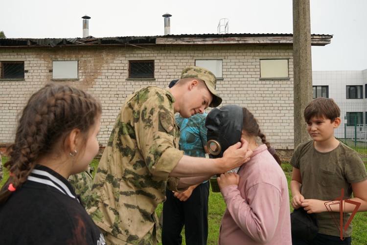 "Каникулы с Росгвардией": военнослужащие и сотрудники ведомства повели военно-патриотическое занятие для участников православной смены "Благовестник"
