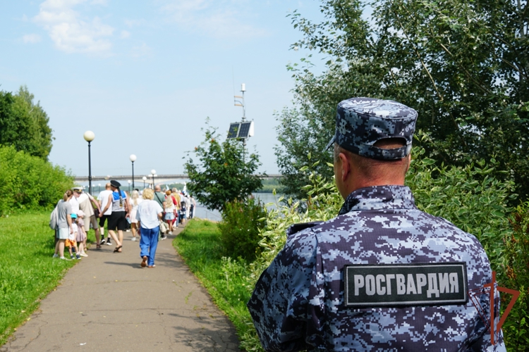 В Кирове росгвардейцы обеспечили безопасность в День ВМФ
