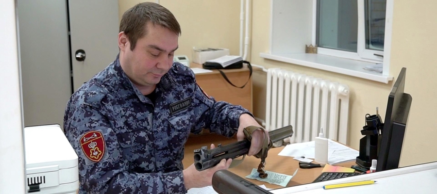 Сотрудники Центра ЛРР Управления Росгвардии по Кировской области продолжают проверки владельцев оружия
