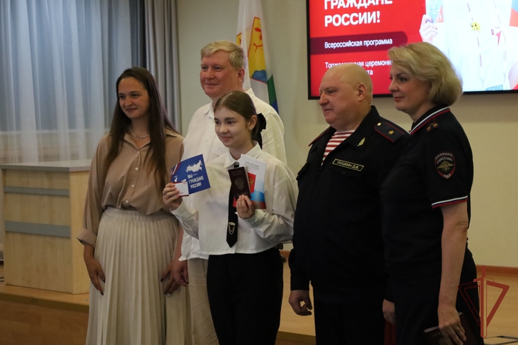 Начальник Управления Росгвардии по Кировской области вручил первые паспорта юным кировчанам 