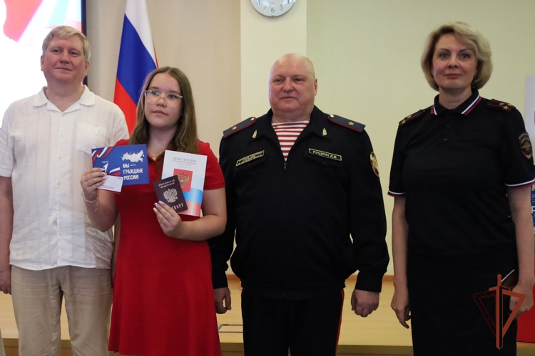 Начальник Управления Росгвардии по Кировской области вручил первые паспорта юным кировчанам 