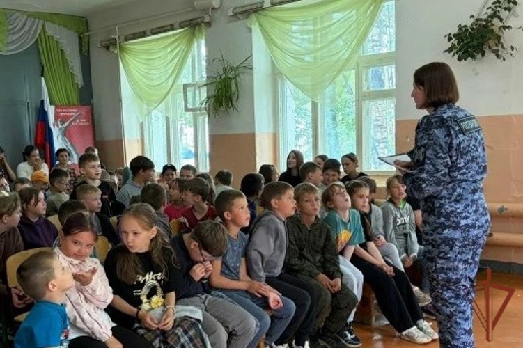 В Омутнинске сотрудница Росгвардии напомнила школьникам правила антитеррористической безопасности