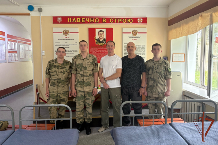 Ветераны ведомства поздравили кировскую воинскую часть Росгвардии с Днем образования