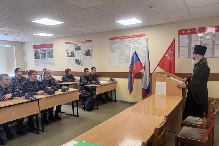 В Кирове представитель духовенства рассказал росгвардейцам историю крещения Руси