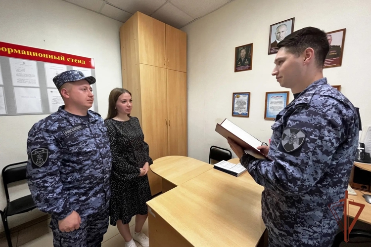 В День семьи, любви и верности в Омутнинском отделе вневедомственной охраны Росгвардии поздравили будущих молодоженов