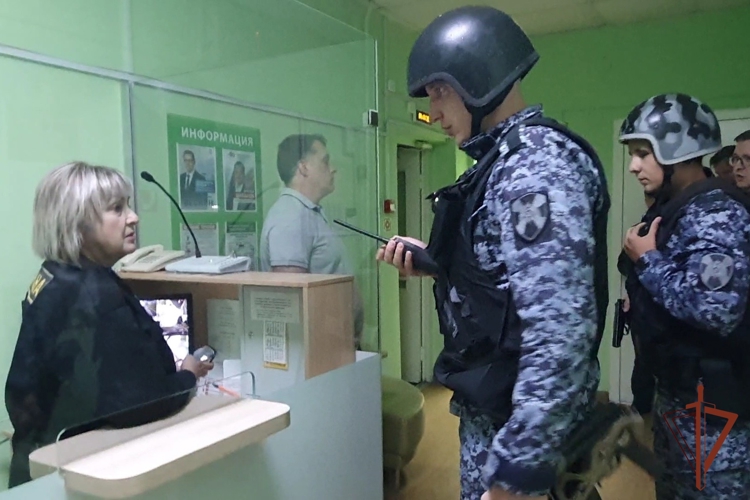 В Кирове росгвардейцы приняли участие в антитеррористических учениях в образовательных заведениях 