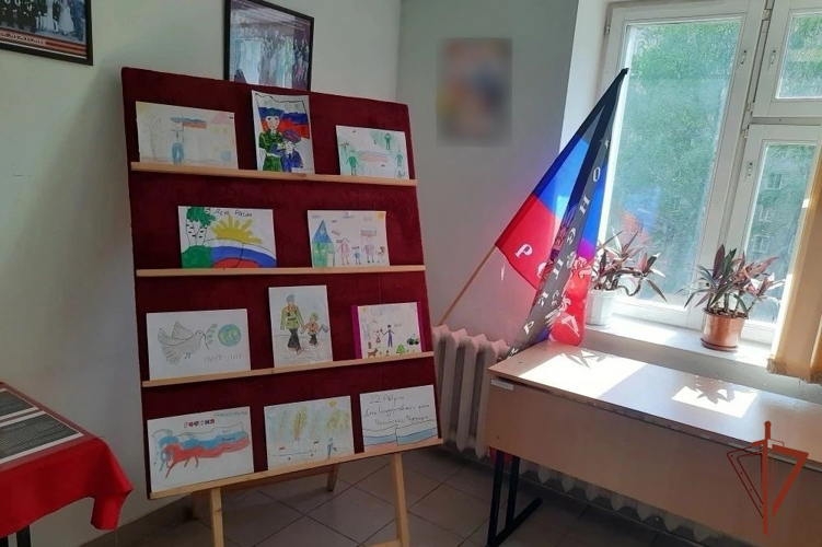  Ко дню Государственного флага РФ в кировском отделе вневедомственной охраны открылась выставка рисунков подшефных школьников 