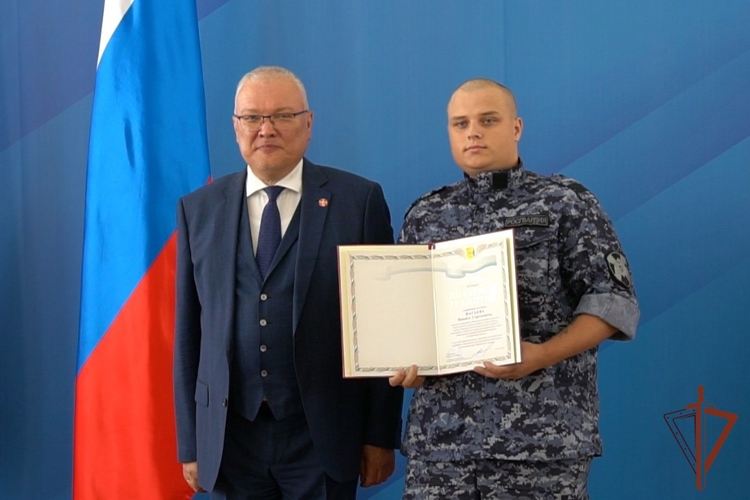 Губернатор Кировской области Александр Соколов вручил почетные знаки и грамоты росгвардейцам (видео)