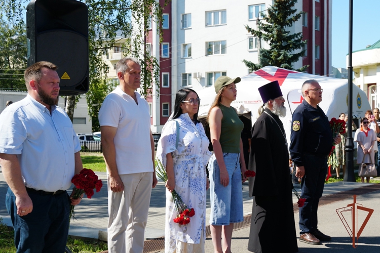 В Кирове росгвардейцы и ветераны ведомства приняли участие в митинге в честь Дня воздушно-десантных войск