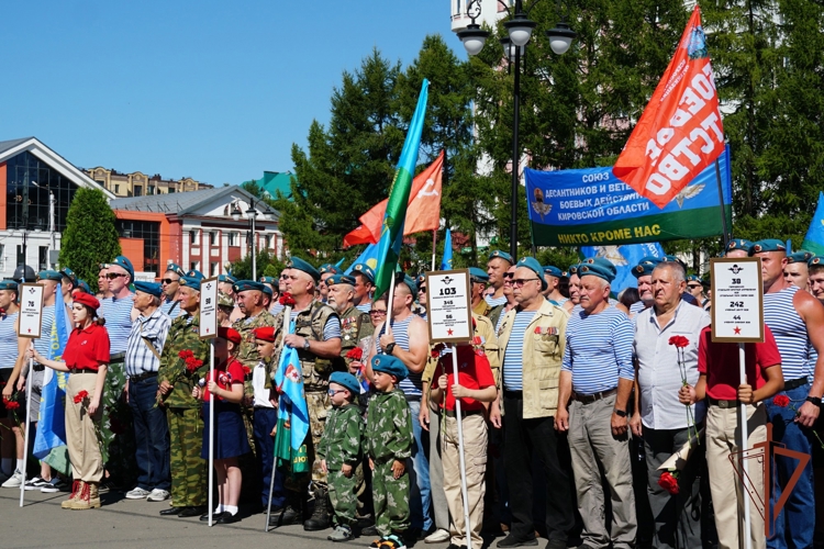 В Кирове росгвардейцы и ветераны ведомства приняли участие в митинге в честь Дня воздушно-десантных войск