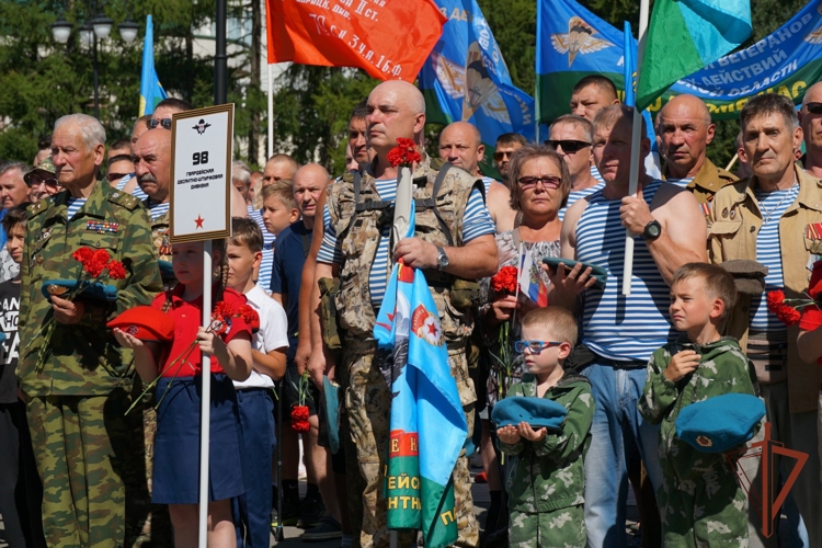 В Кирове росгвардейцы и ветераны ведомства приняли участие в митинге в честь Дня воздушно-десантных войск