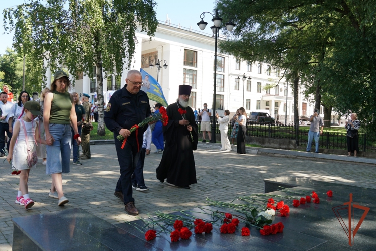 В Кирове росгвардейцы и ветераны ведомства приняли участие в митинге в честь Дня воздушно-десантных войск