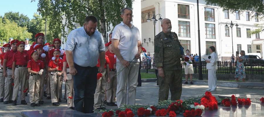 В Кирове росгвардейцы и ветераны ведомства приняли участие в митинге в честь Дня воздушно-десантных войск