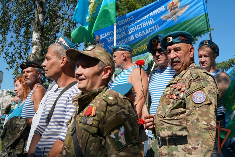 В Кирове росгвардейцы и ветераны ведомства приняли участие в митинге в честь Дня воздушно-десантных войск