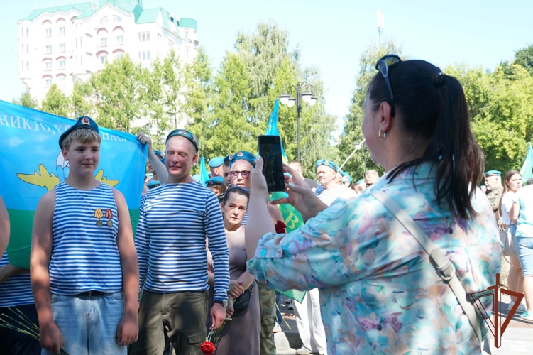 В Кирове росгвардейцы и ветераны ведомства приняли участие в митинге в честь Дня воздушно-десантных войск