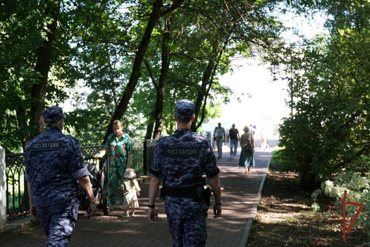 В Кирове росгвардейцы и ветераны ведомства приняли участие в митинге в честь Дня воздушно-десантных войск