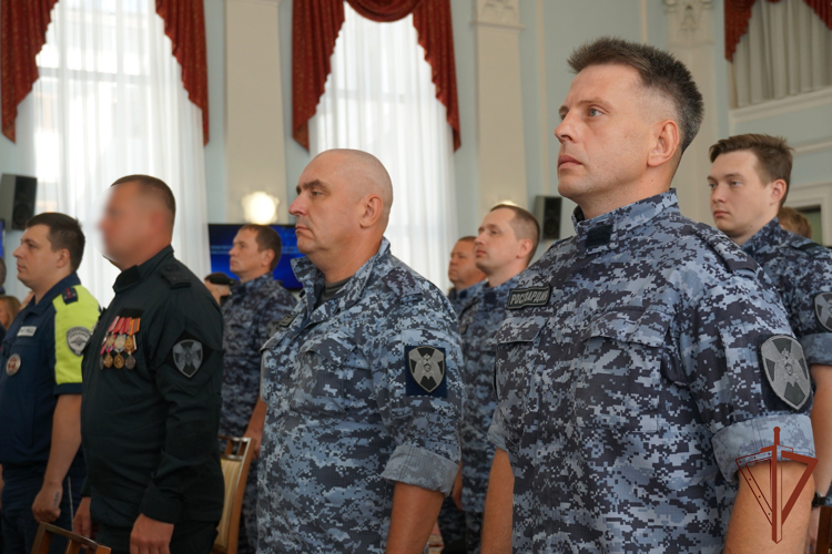 Губернатор Кировской области Александр Соколов вручил почетные знаки и грамоты росгвардейцам (видео)