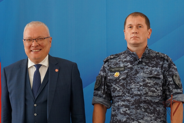 Губернатор Кировской области Александр Соколов вручил почетные знаки и грамоты росгвардейцам (видео)
