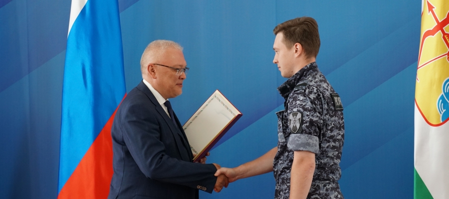 Губернатор Кировской области Александр Соколов вручил почетные знаки и грамоты росгвардейцам (видео)