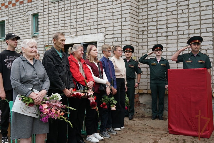В Кировской области состоялось открытие мемориальной доски в честь геройски погибшего в зоне СВО росгвардейца (видео)