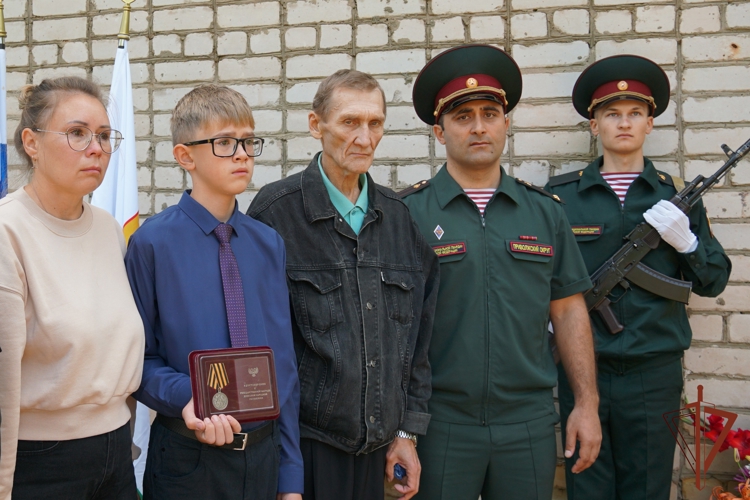 В Кировской области состоялось открытие мемориальной доски в честь геройски погибшего в зоне СВО росгвардейца (видео)
