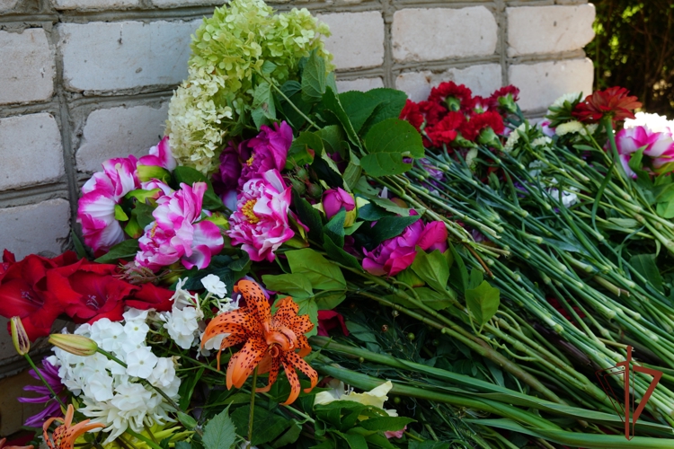 В Кировской области состоялось открытие мемориальной доски в честь геройски погибшего в зоне СВО росгвардейца (видео)