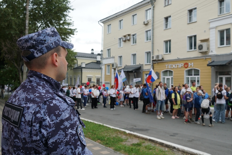 В Кирове росгвардейцы приняли участие в охране общественного порядка во время массовых мероприятий, посвященных Дню физкультурника