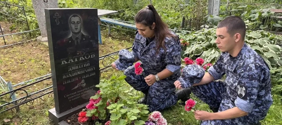 В Кирове сотрудники Росгвардии почтили память погибшего при исполнении служебных обязанностей сослуживца